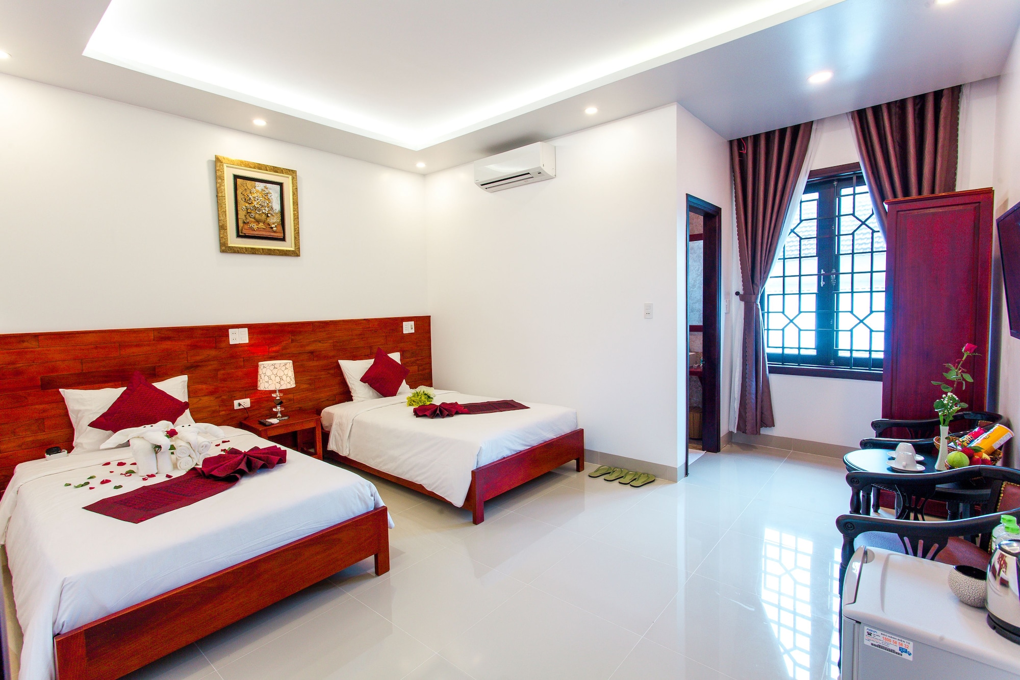 DELUXE, TWIN BEDS