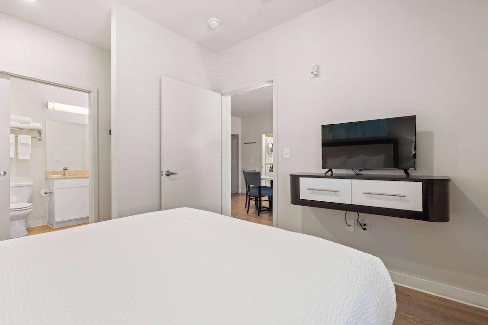 WaterWalk Extended Stay by Wyndham Kansas City - Overland Pk 14/61