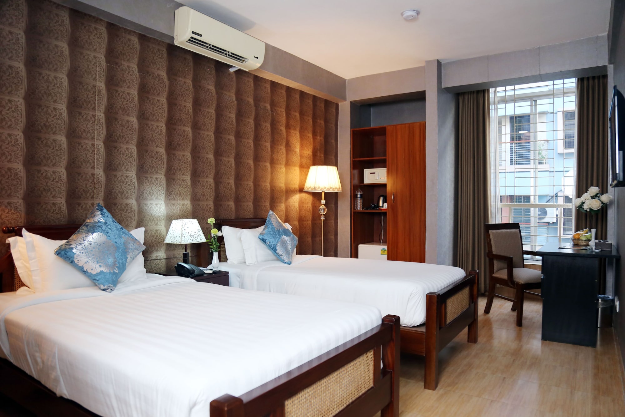DELUXE TWIN ROOM