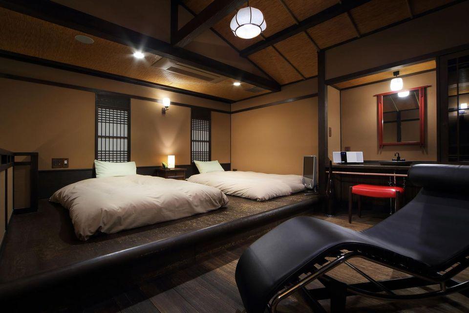 Hana, Twin Beds, Annex