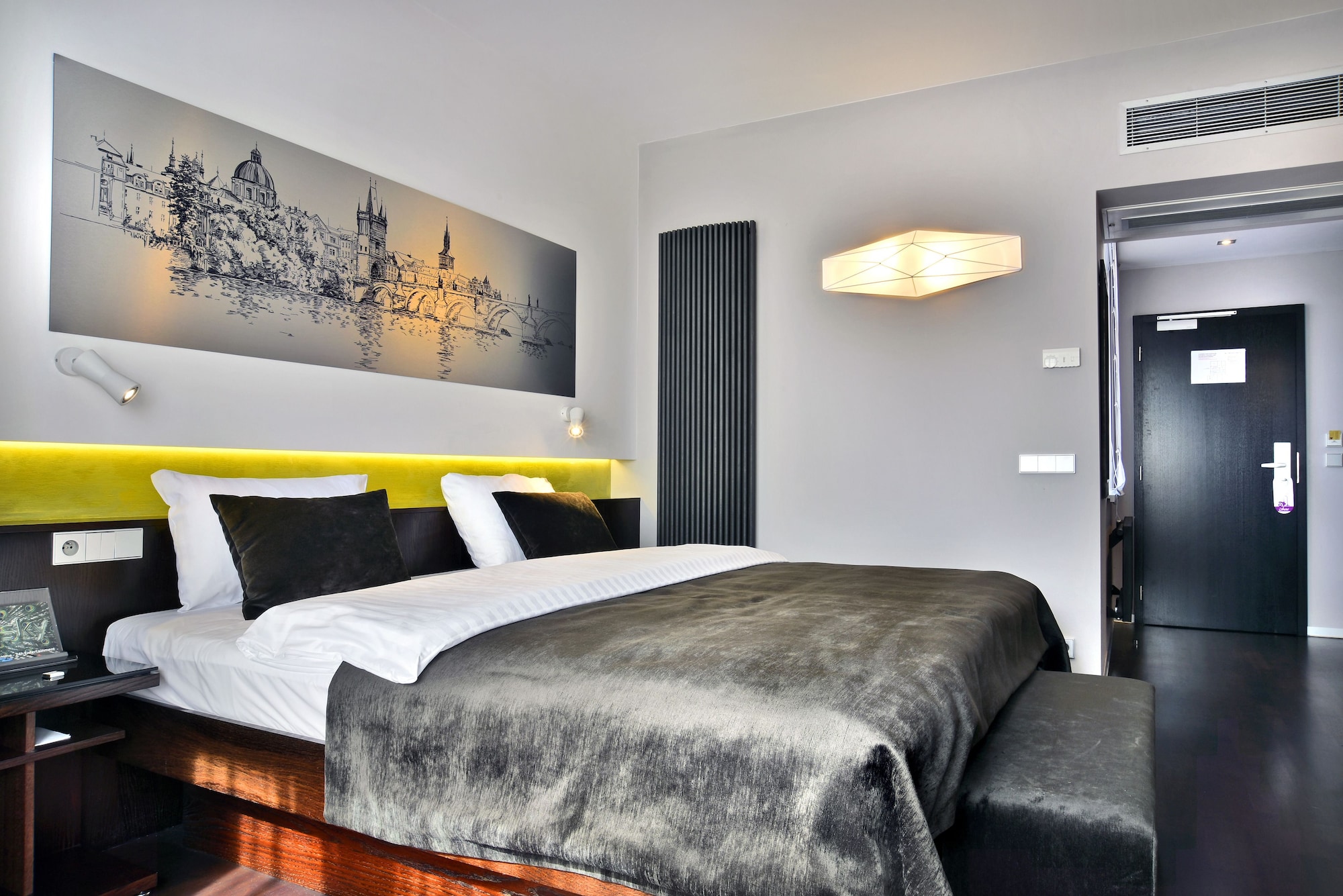 EXECUTIVE, KING BED