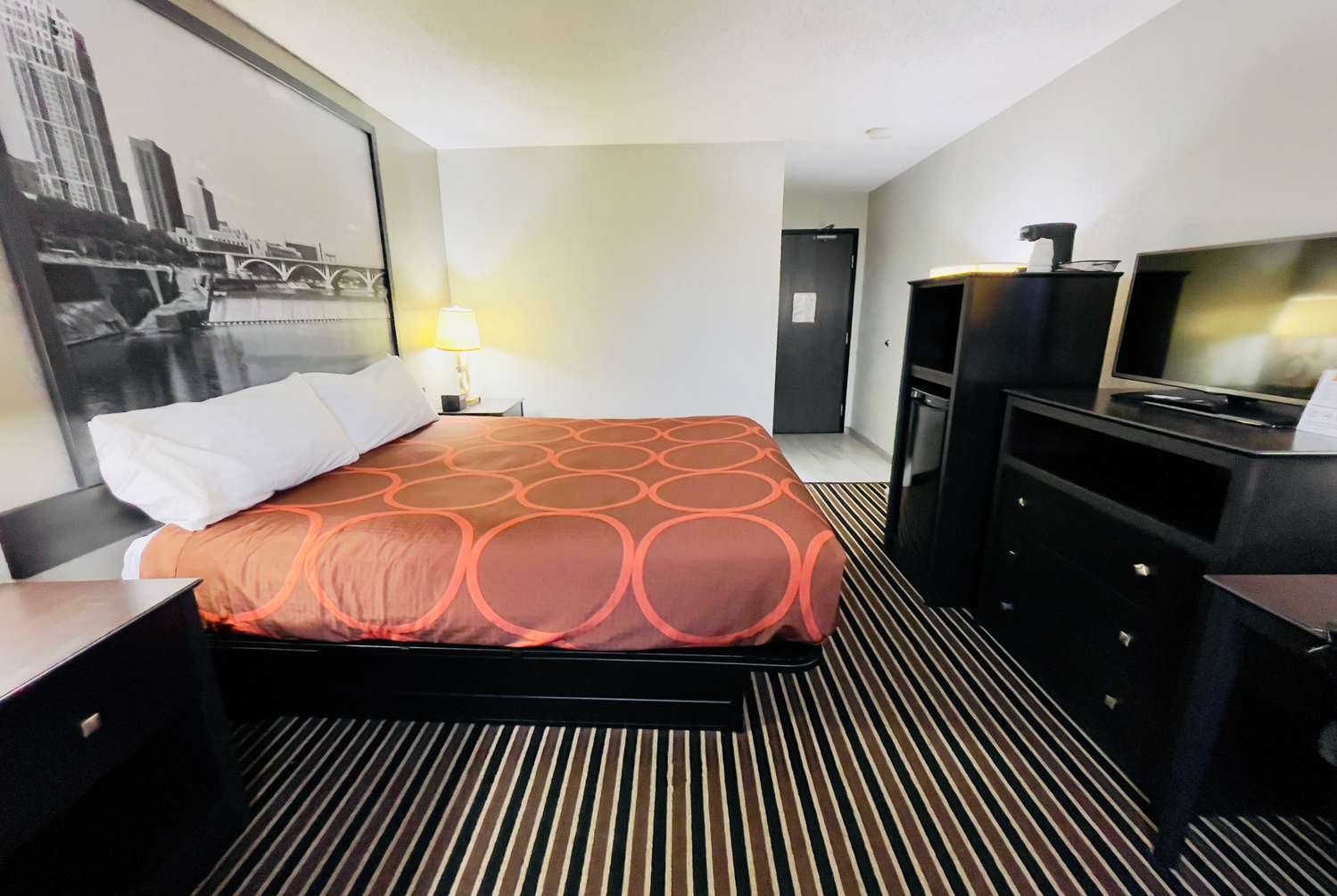Super 8 By Wyndham Shakopee 6/29