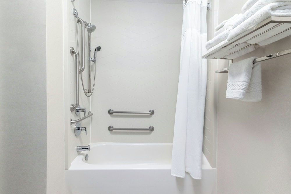 جناح بسرير كينج مع أريكة لذوي الإعاقة، Fairfield Inn Suites By Marriott Cincinnati Eastgate 2/2