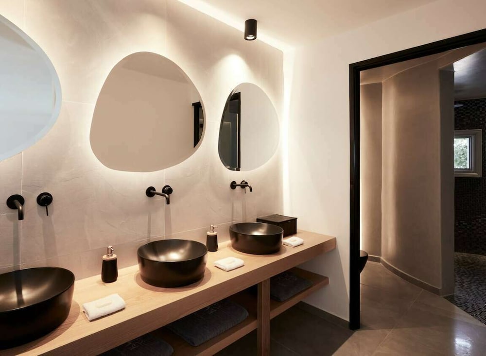 Kalisti Hotel And Suites 70/72