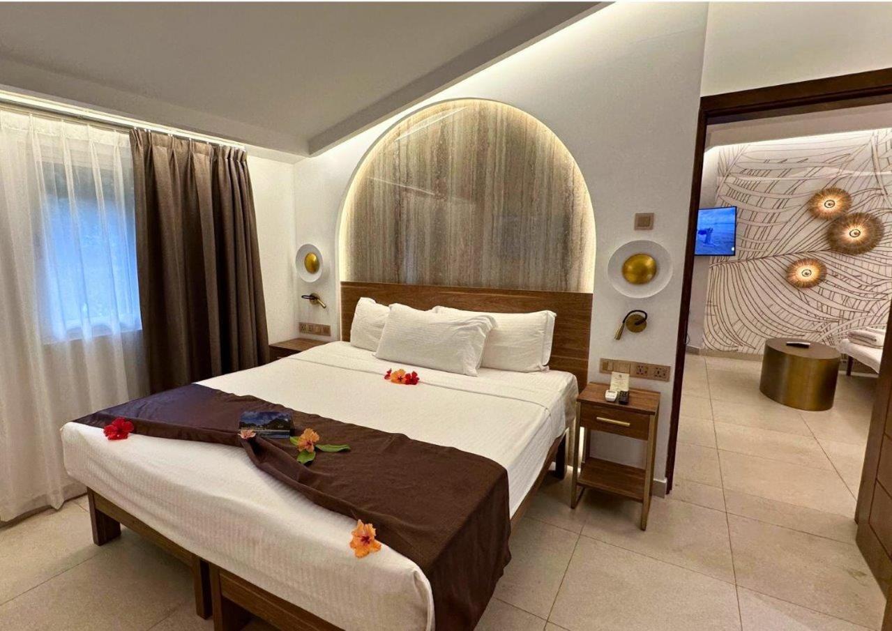 Signature, Ocean, Superior, King Bed, Sofa، Coral Strand Smart Choice 2/2