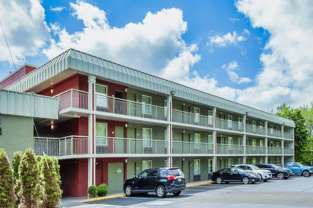 Days Inn & Suites by Wyndham Johnson City 33/36