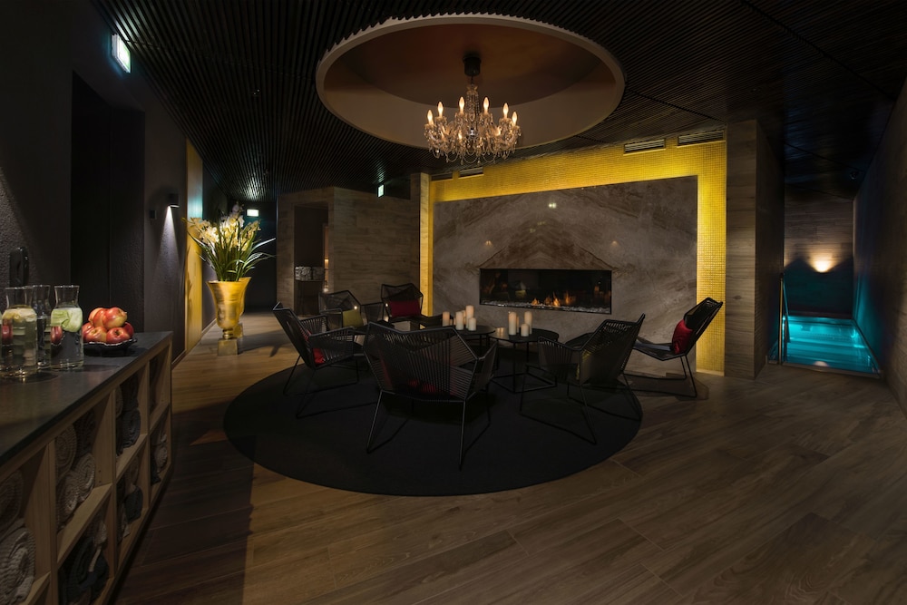 Lydia Hotel 52/70