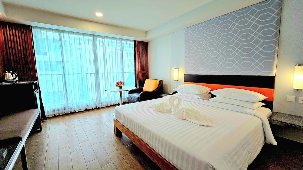 DELUXE, KING BED, SMOKING