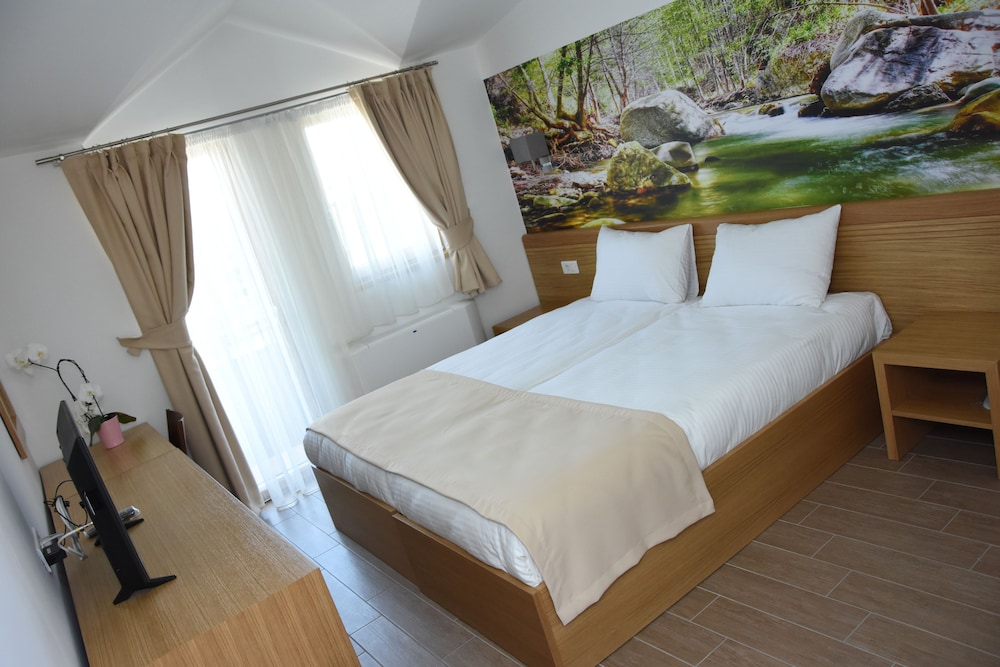 Hotel Lirak 11/50