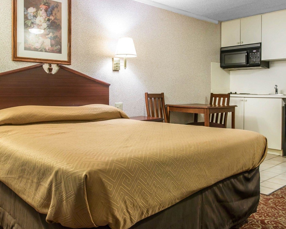 Rodeway Inn Madison Heights - Detroit 7/24