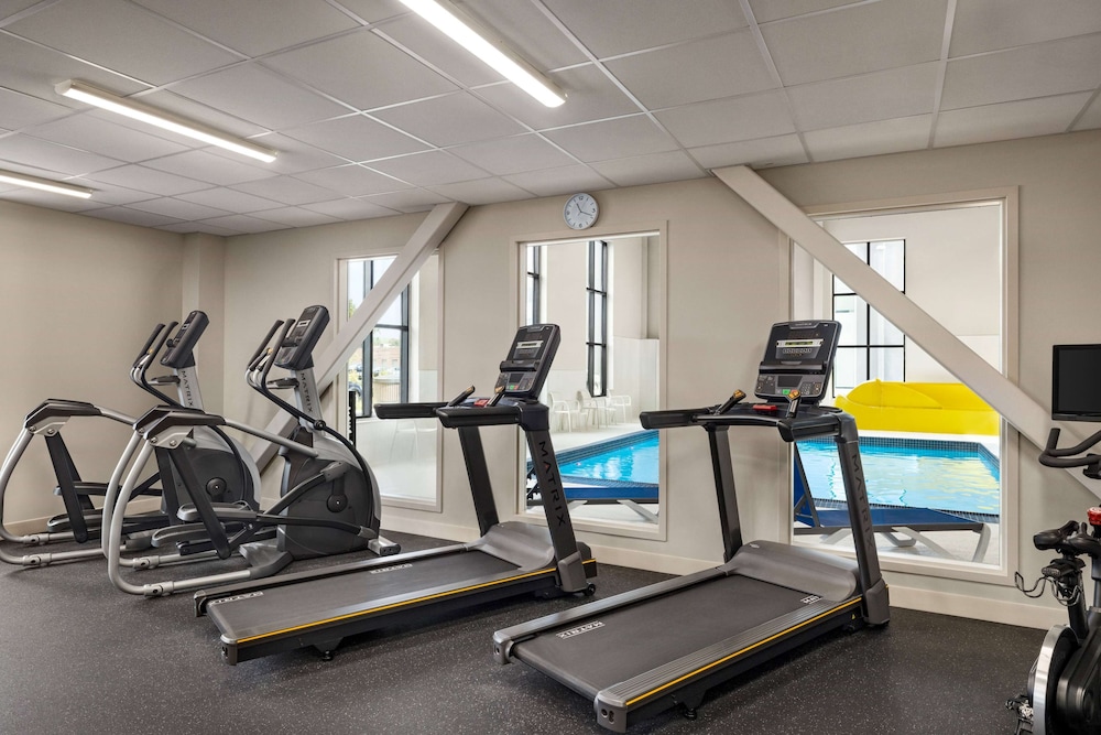 Microtel Inn & Suites Montreal Airport-Dorval QC 11/35