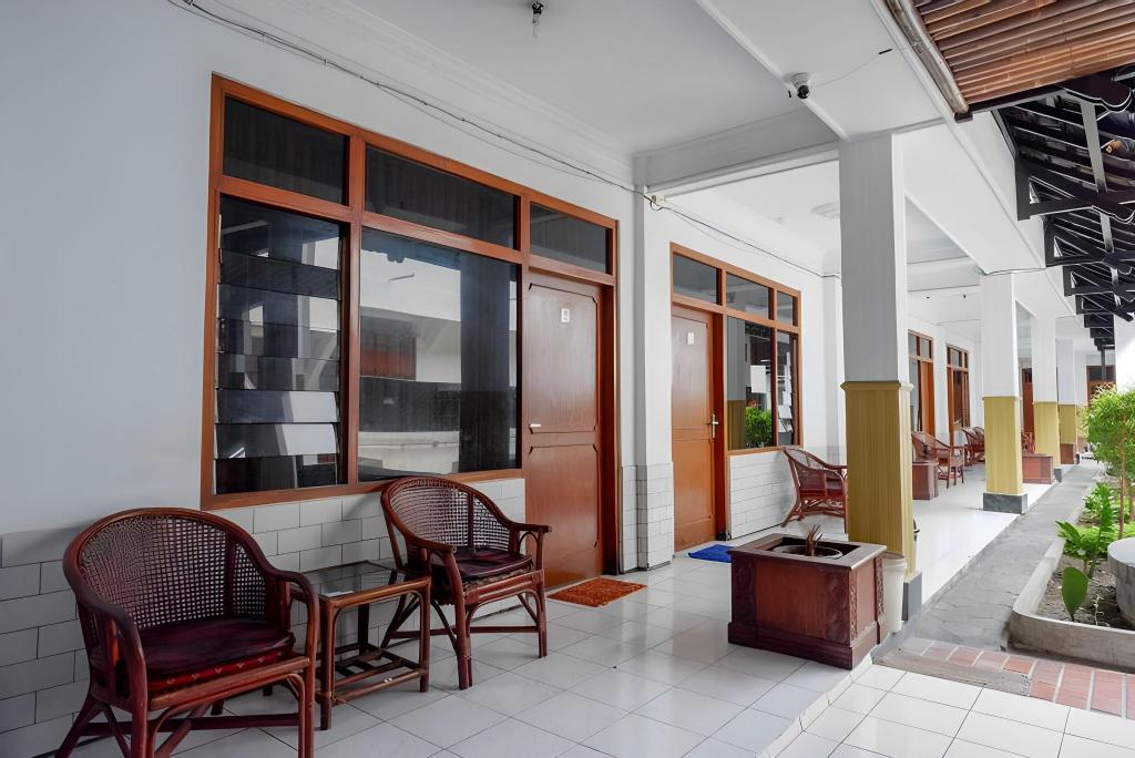 Reddoorz Plus Near Alun Alun Selatan 31/42