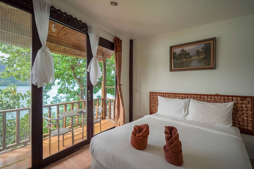 Phi Phi Cozy Seafront Resort 18/67