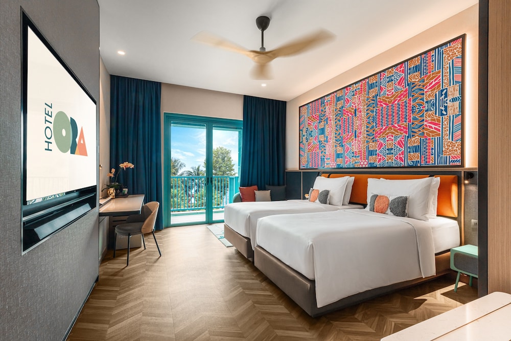Deluxe Pool View Room