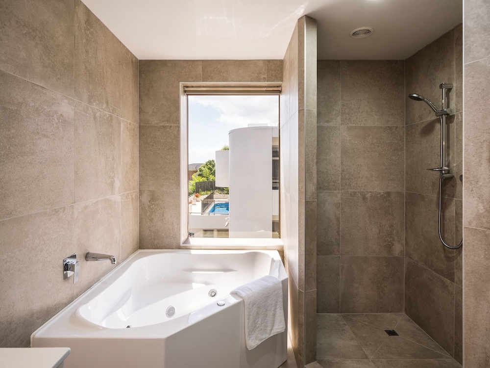 Carnmore Hotel Takapuna 63/65