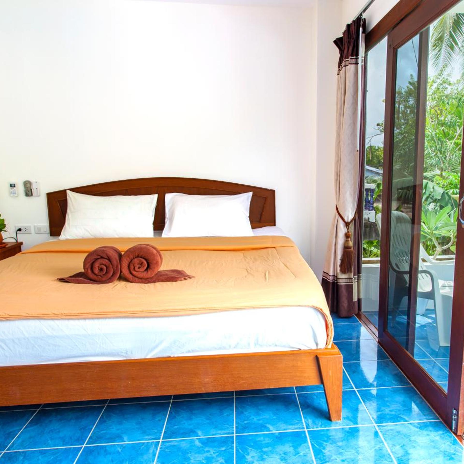 Hugs Guesthouse And Hostel 9/16