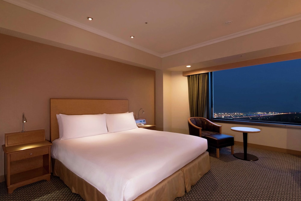 Deluxe, Queen Bed, Airport View, High Floor