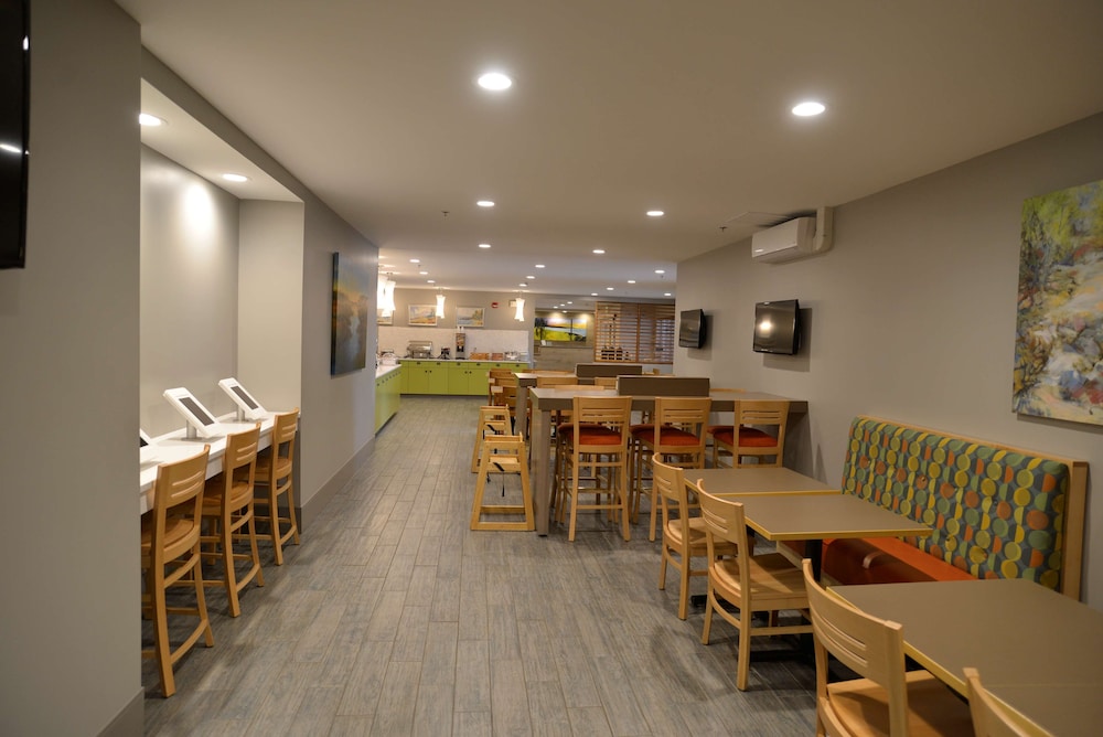 Country Inn & Suites by Radisson, Duluth North near Airport 27/34