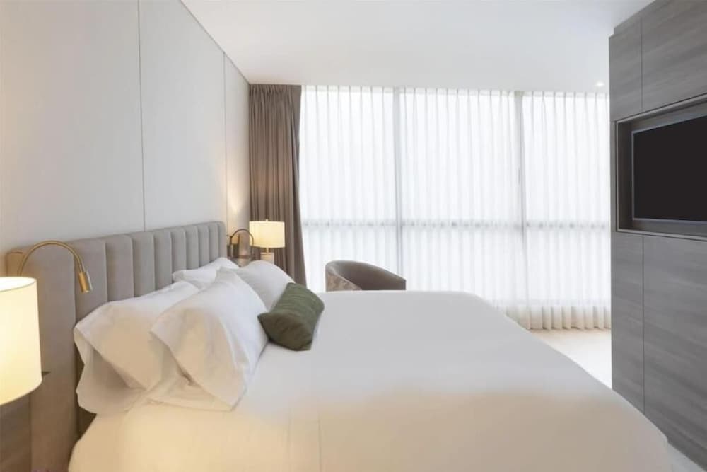 DIAMOND, JUNIOR SUITE, KING BED