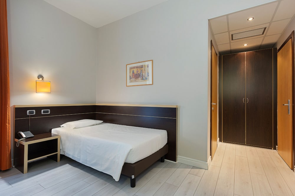 Deluxe, Twin Beds, French Bed