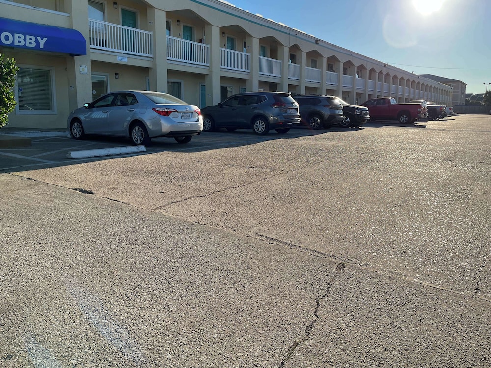 Motel6 Galveston, TX - Beach/Seawall 39/48