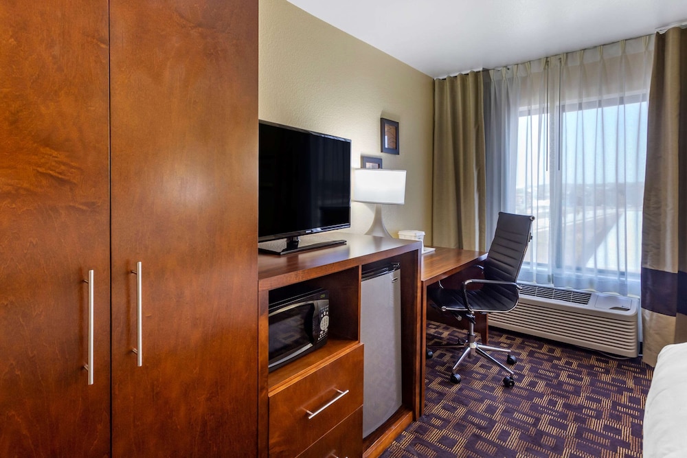 Comfort Inn and Suites North Aurora Naperville 35/50