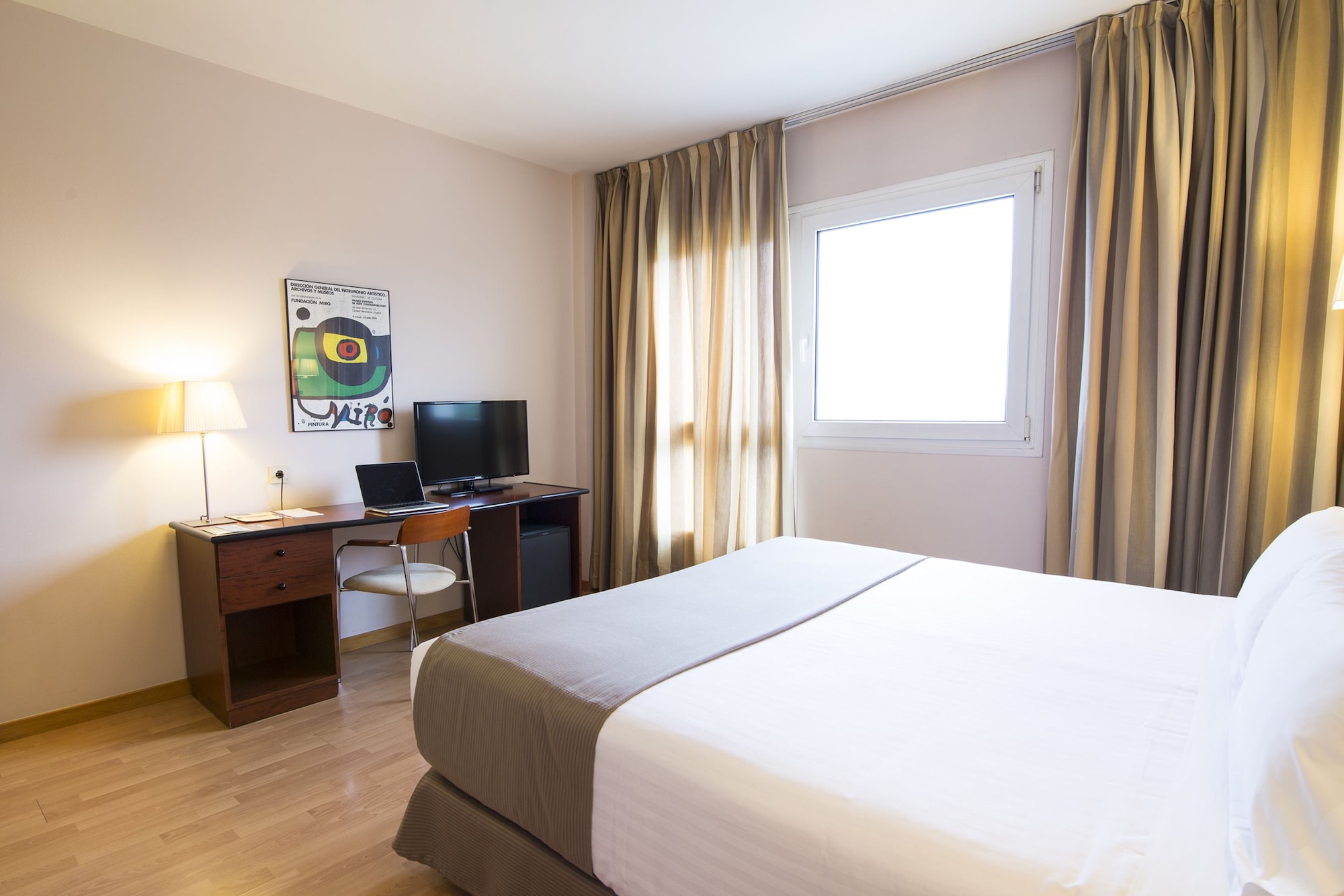 غرفة تنفيذية ثلاثية بسريرين منفصلين مع أريكة، Hotel Augusta Barcelona Valles 2/8