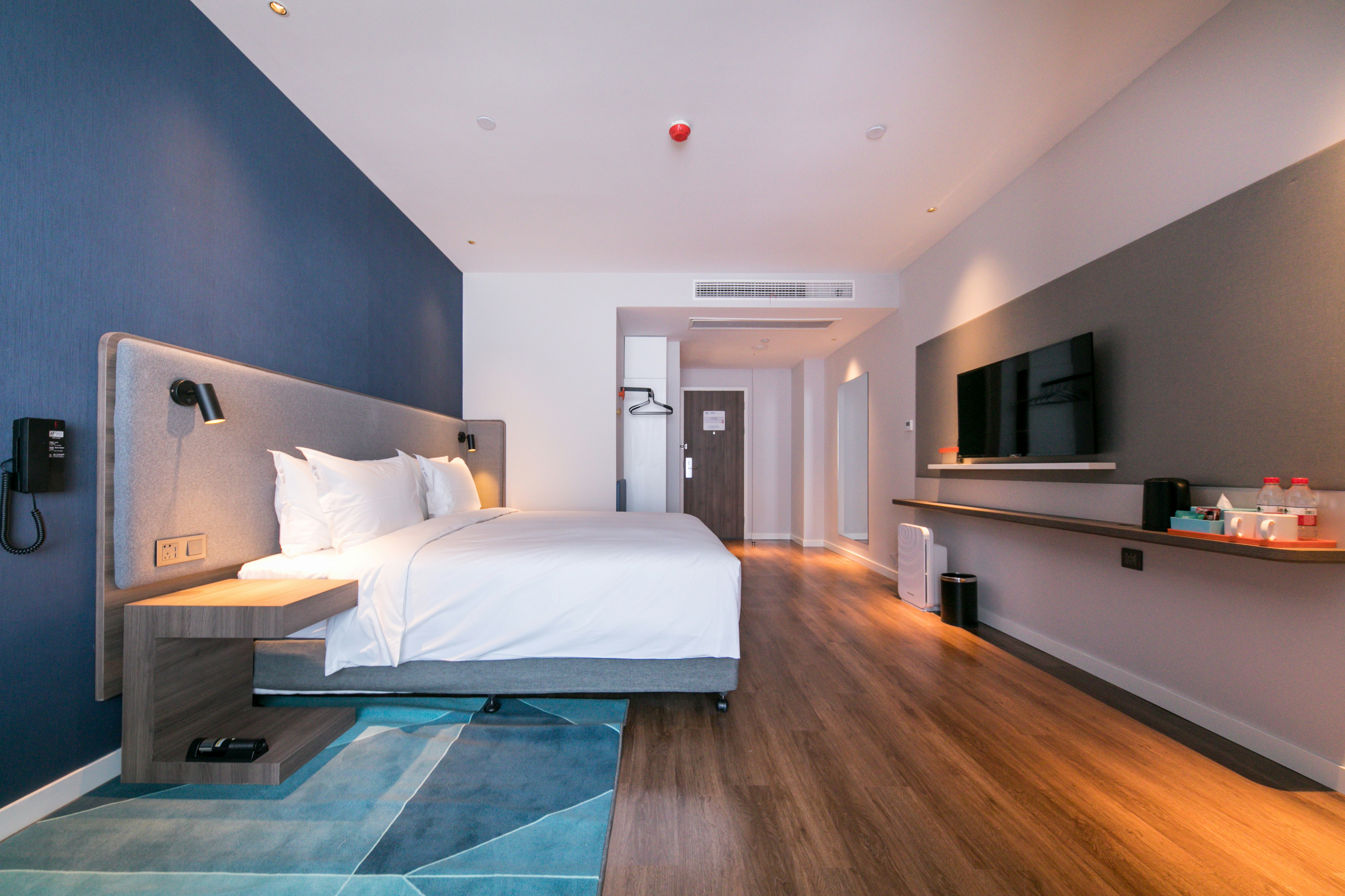 Holiday Inn Express Shanghai Tangzhen 24/63