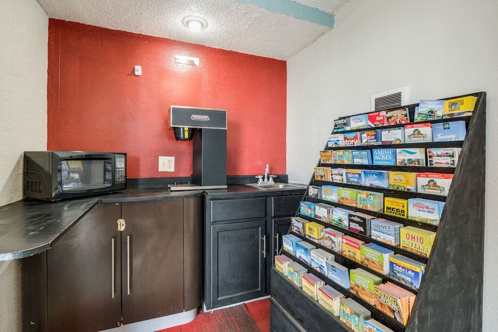 Econo Lodge Inn and Suites Terre Haute IN detail