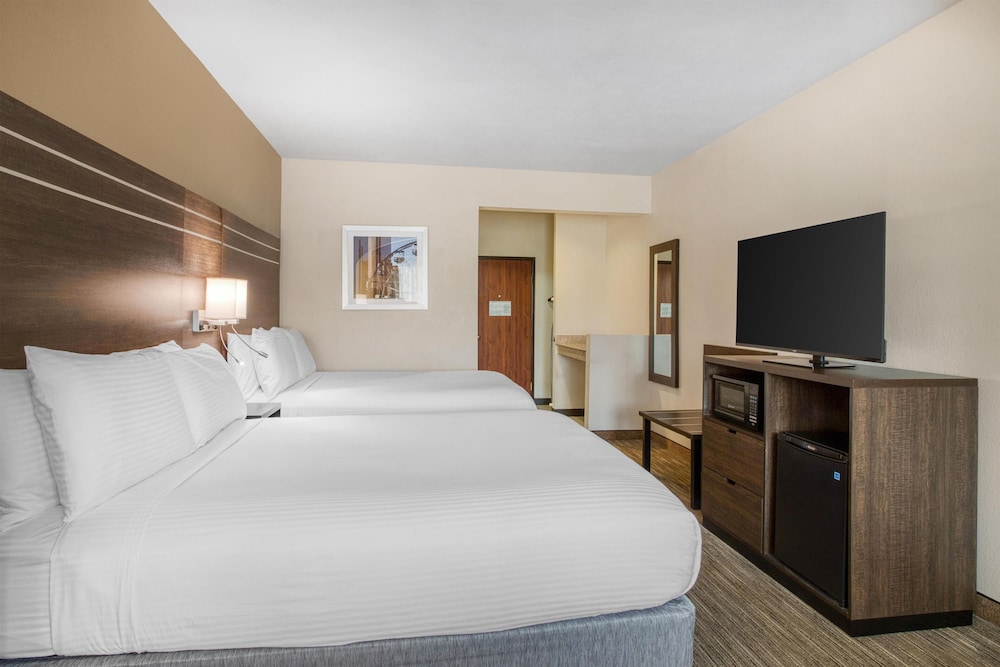 Best Western Champions Forest Inn and Suites 13/61