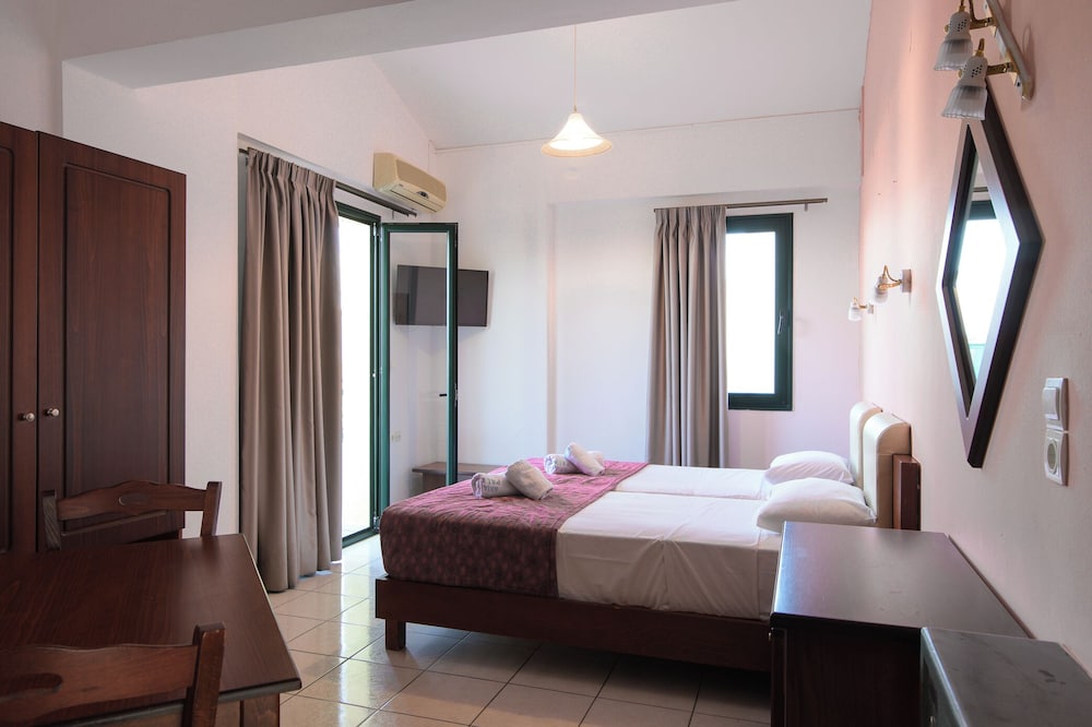 Studio, Twin Beds, Street View 4/10