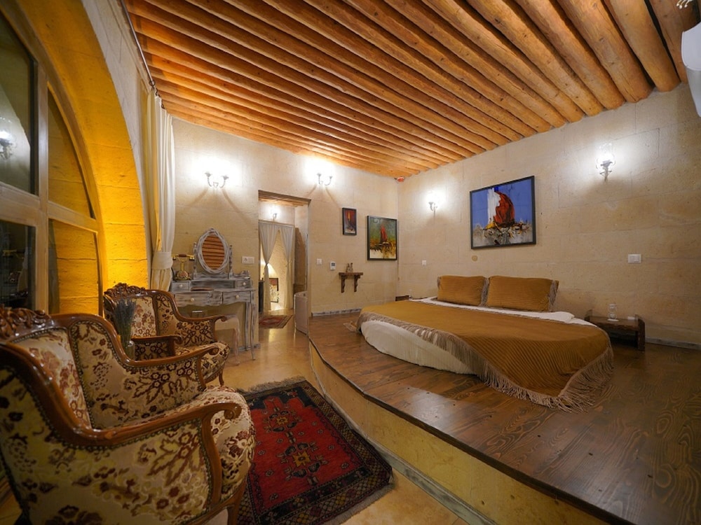 Karlik Cave Suite 25/50