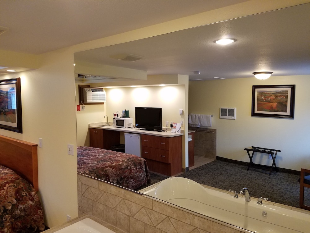 Black Hawk Motel 24/50