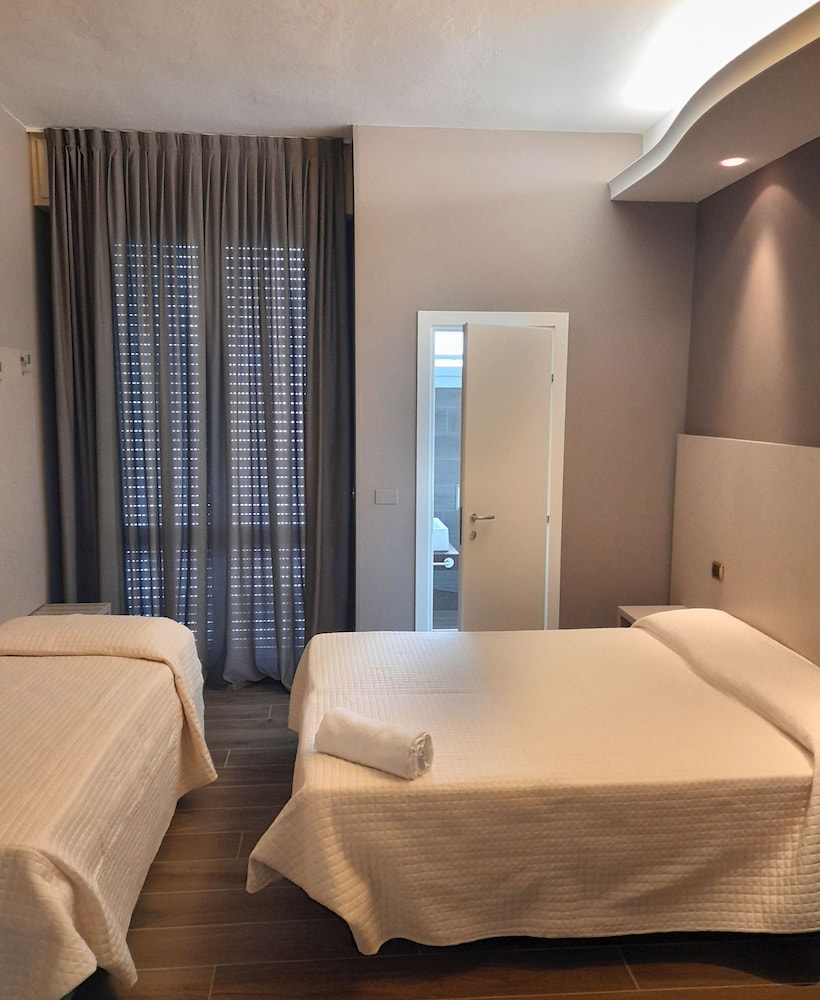 Hotel Royal Plaza 3/27