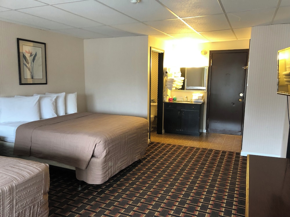 جناح عائلي بسريرين كوين بمطبخ صغير، The Colonial Inn 3/4