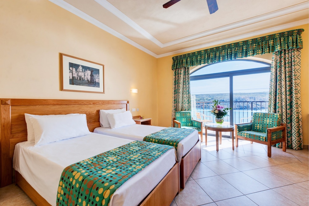 PARADISE BAY RESORT 39/80