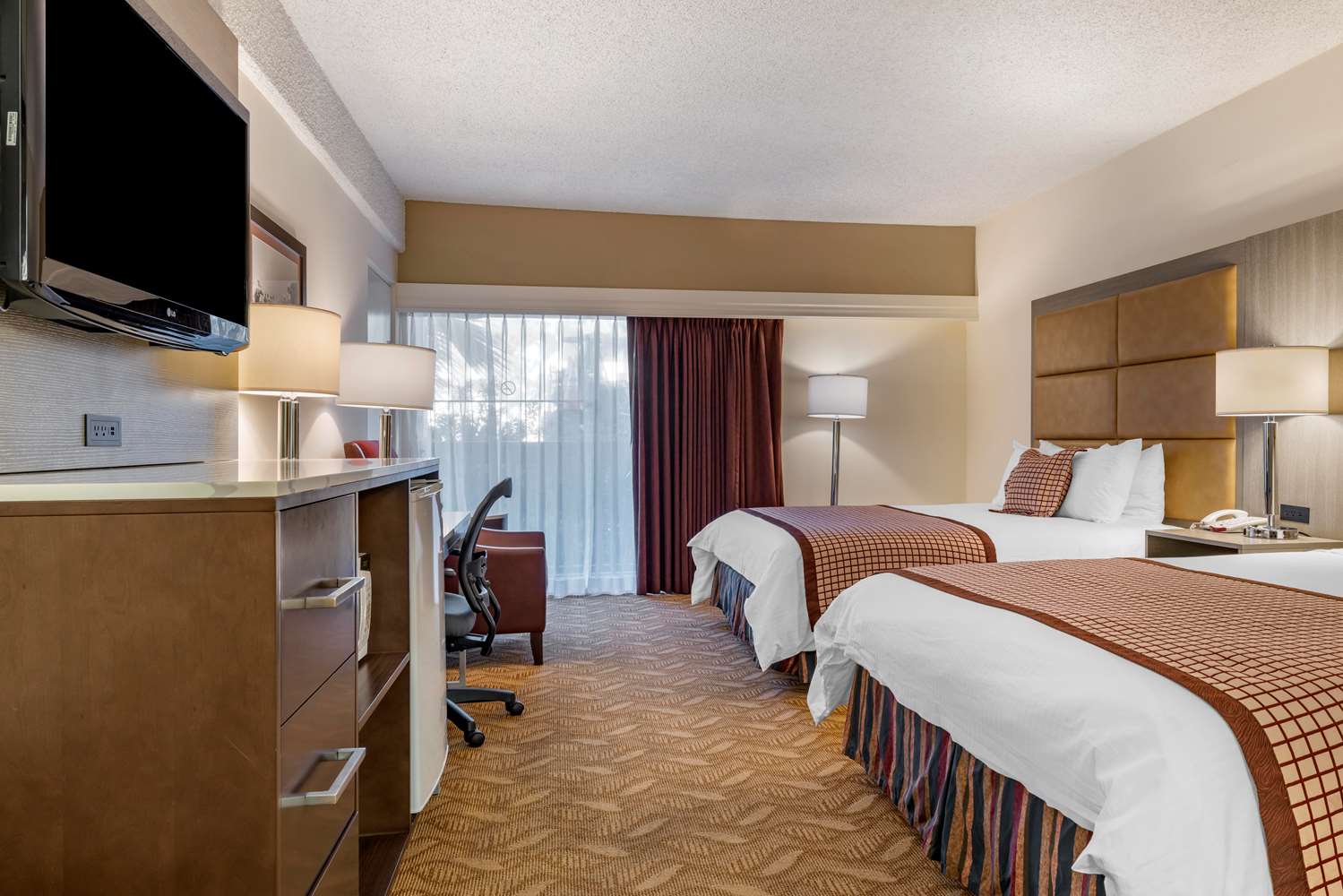 غرفة كبيرة بسريرين كوين بشرفة، Best Western Plus Thousand Oaks Inn 2/3