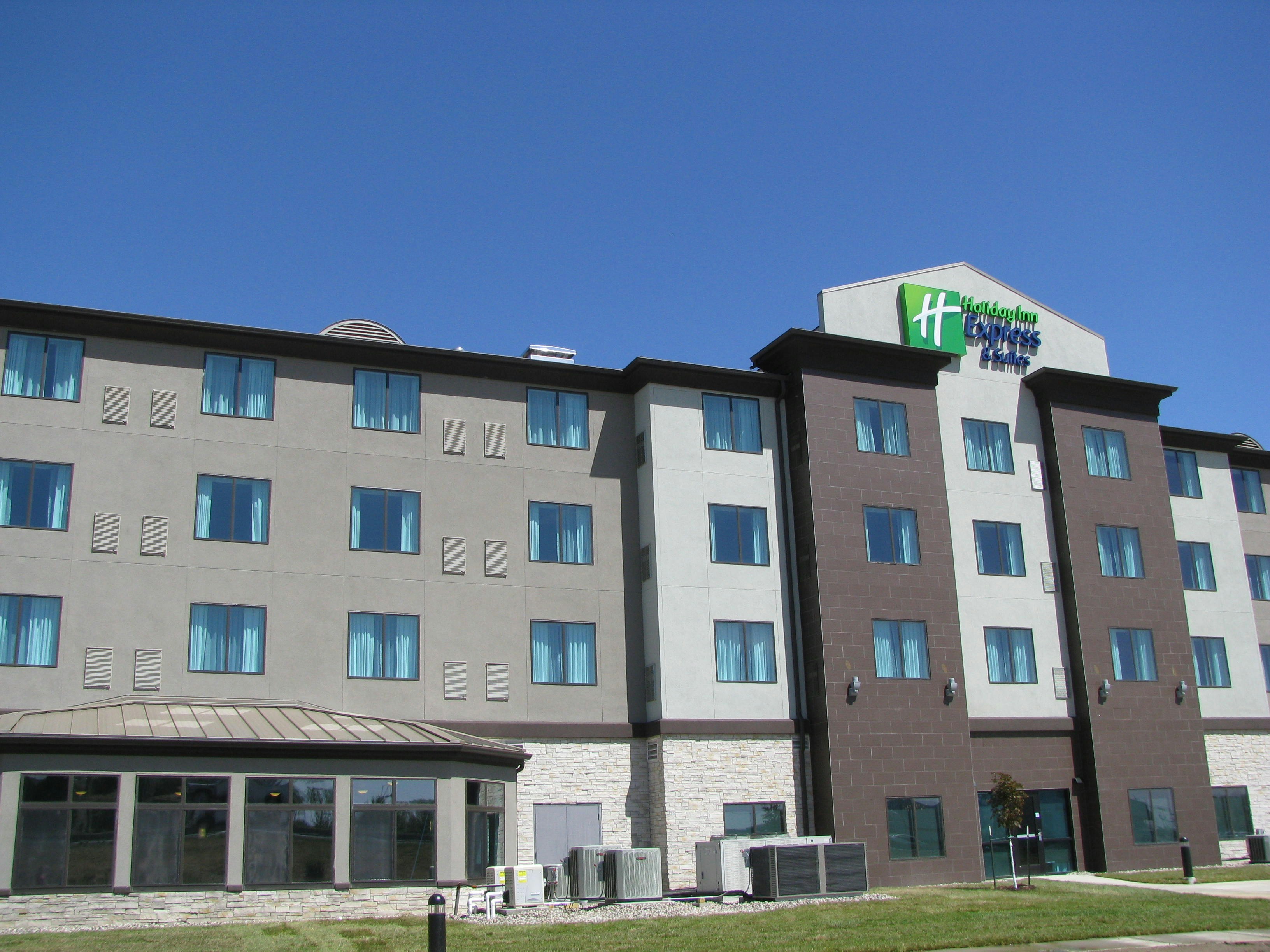 Holiday Inn Express Hotel Suites Kansas City Airport 4/72