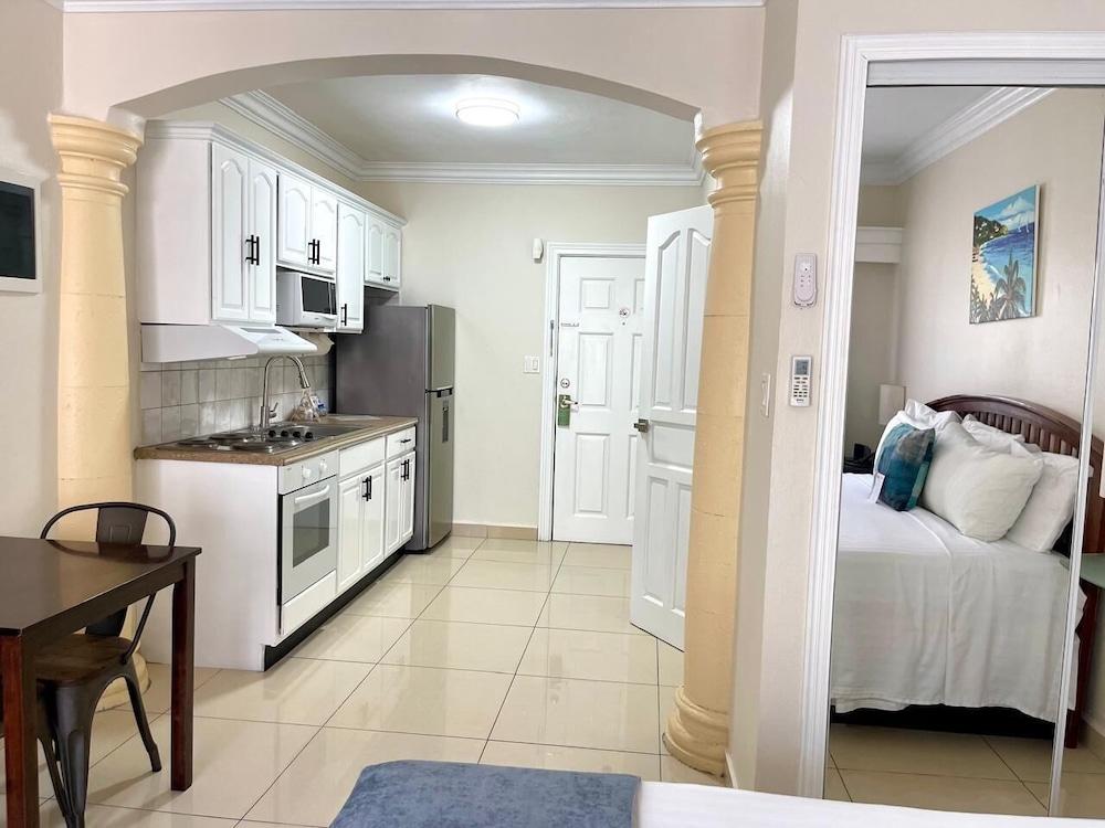 Bakers Suites 12/50