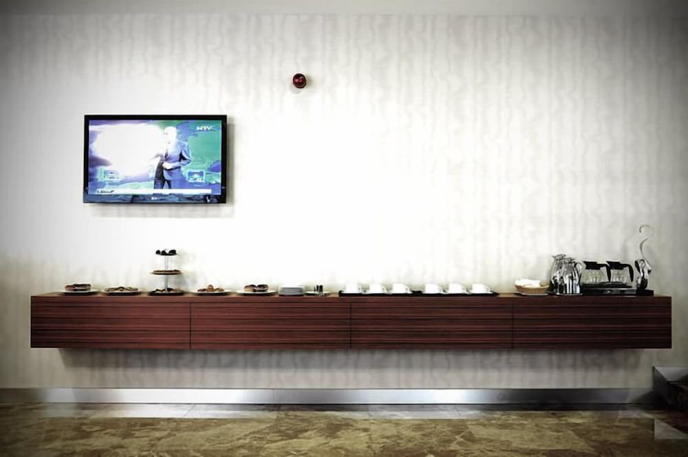 DEMORA HOTEL 8/64