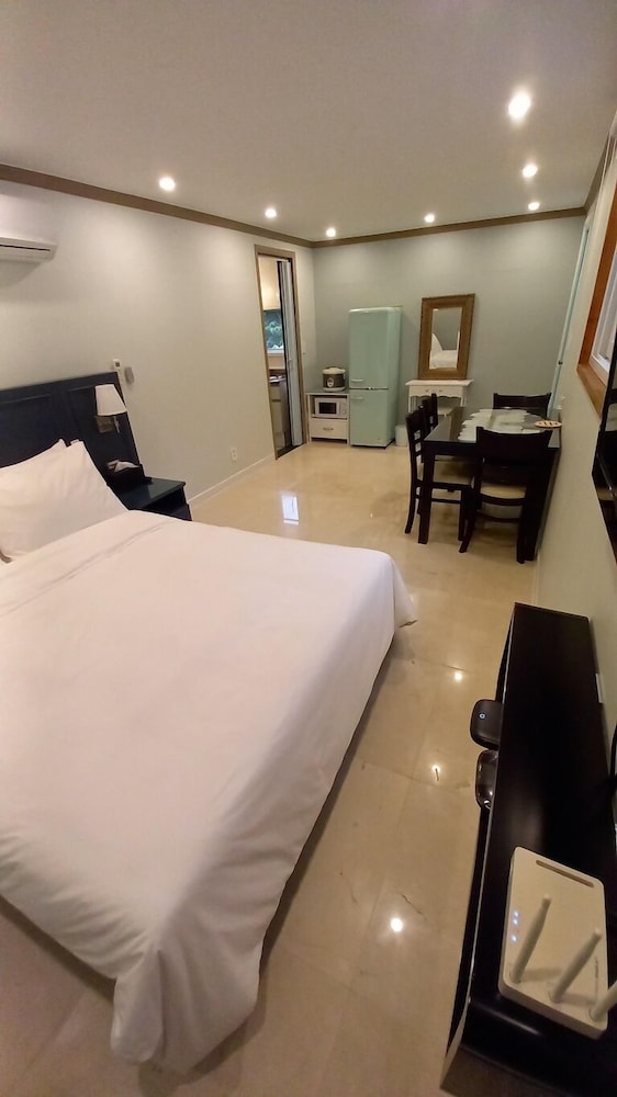 Double Bed, Building C