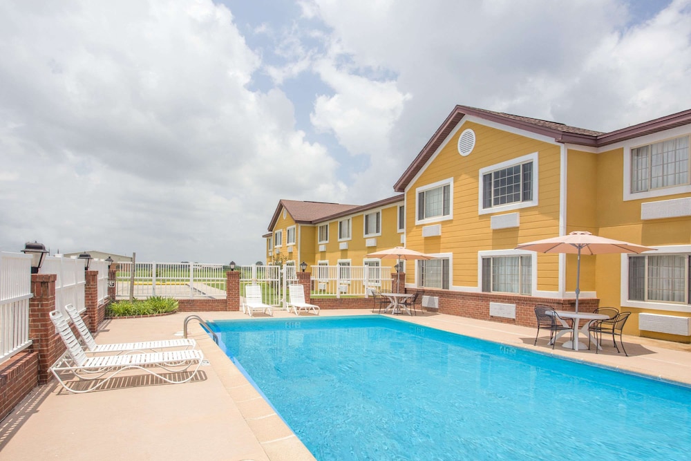 Days Inn by Wyndham Lake Village 6/43