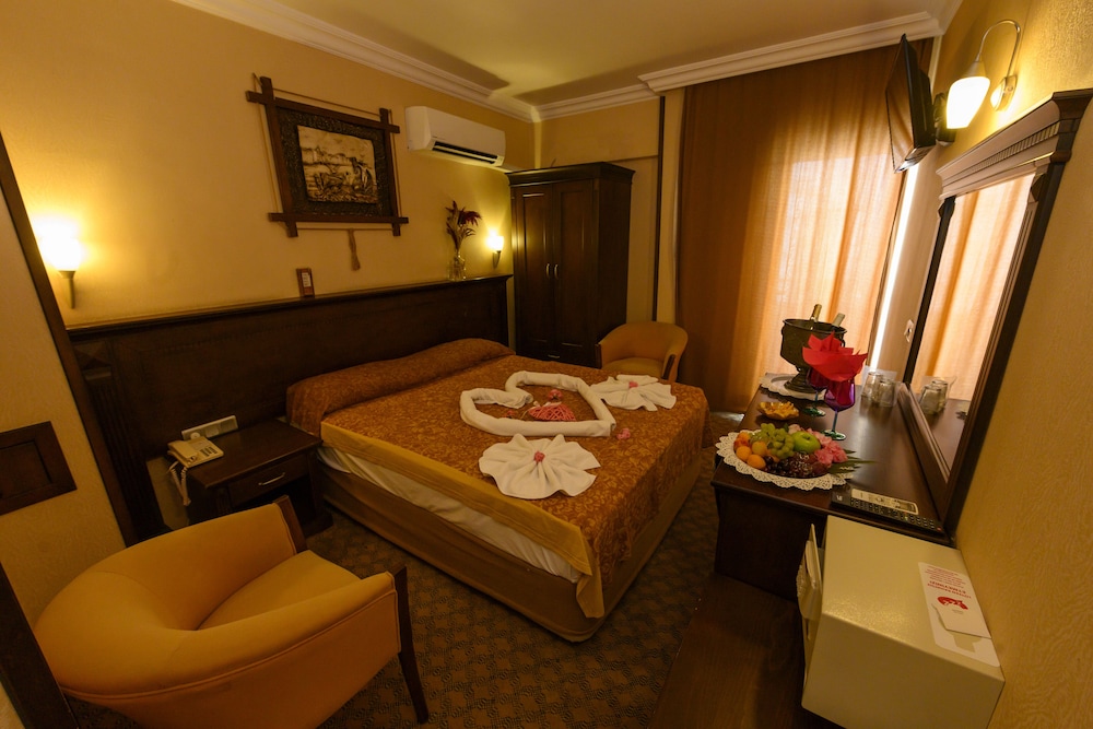 Karen Hotel 6/10