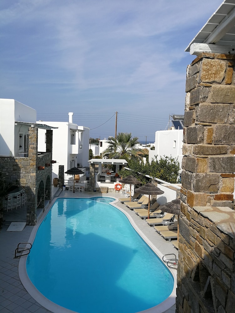 Zefi Hotel & Suites 3/75
