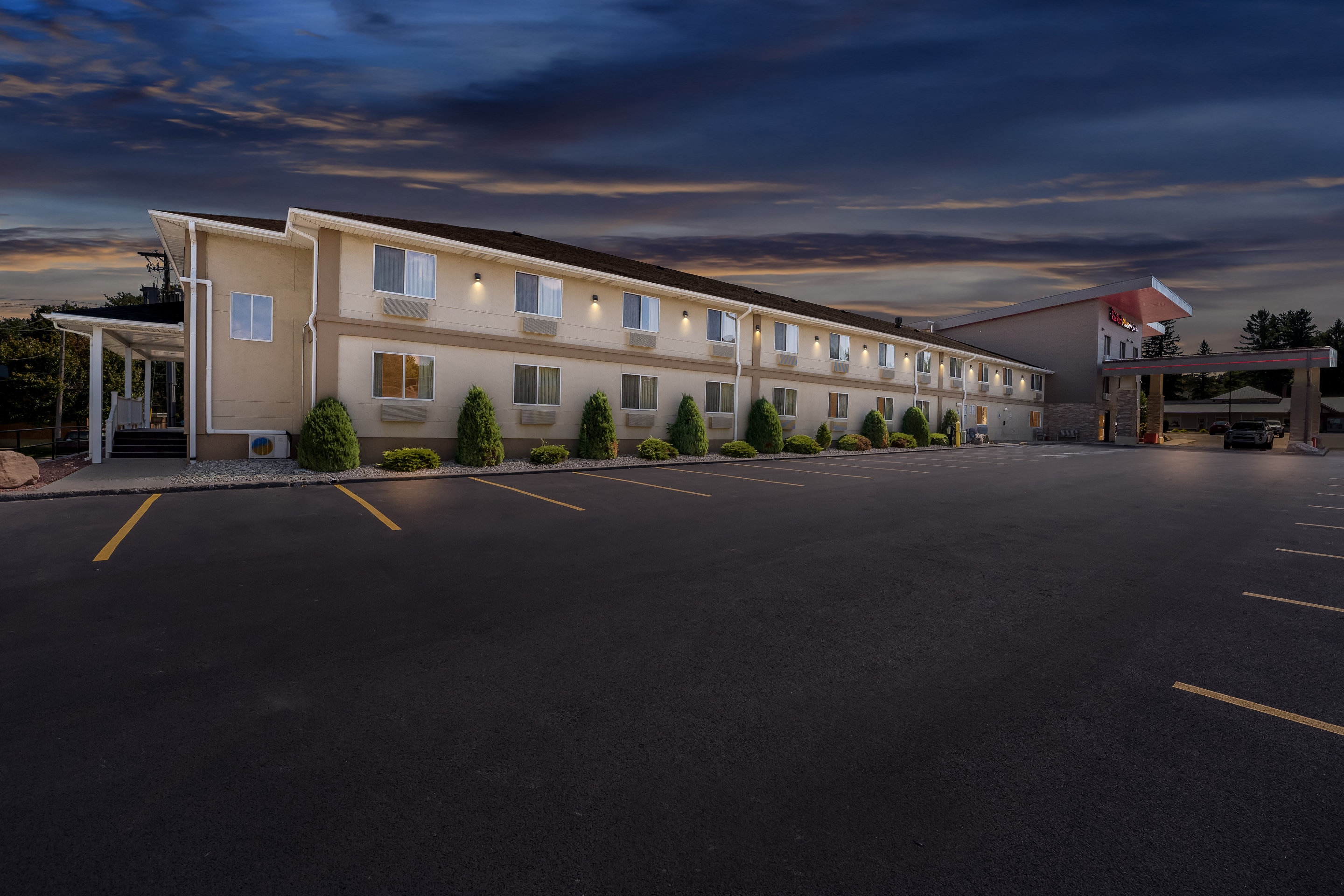 Red Roof Plus Suites Malone 4/40
