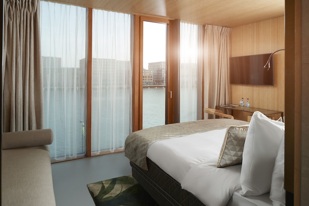 JUNIOR SUITE, BATHTUB