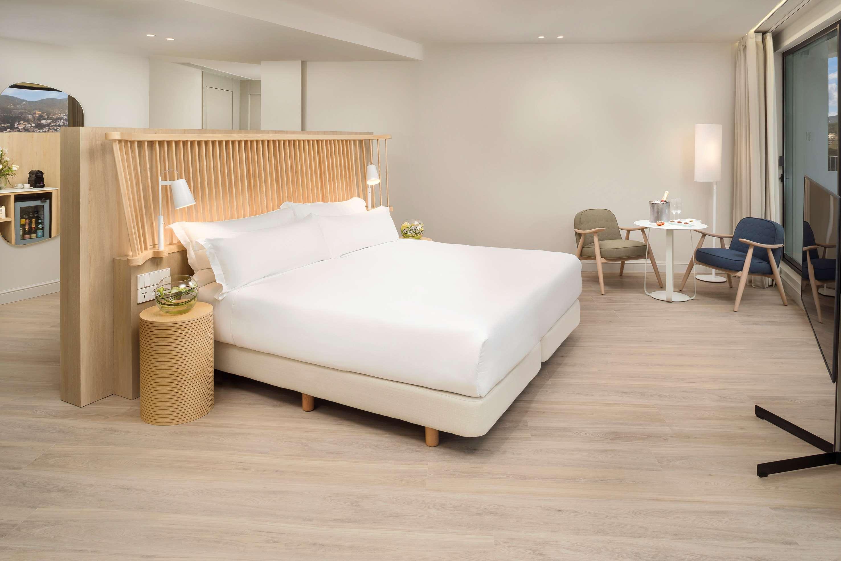 Beyond Me, Suite, City and Sea View