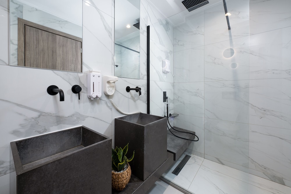 Enattica Suites 48/50