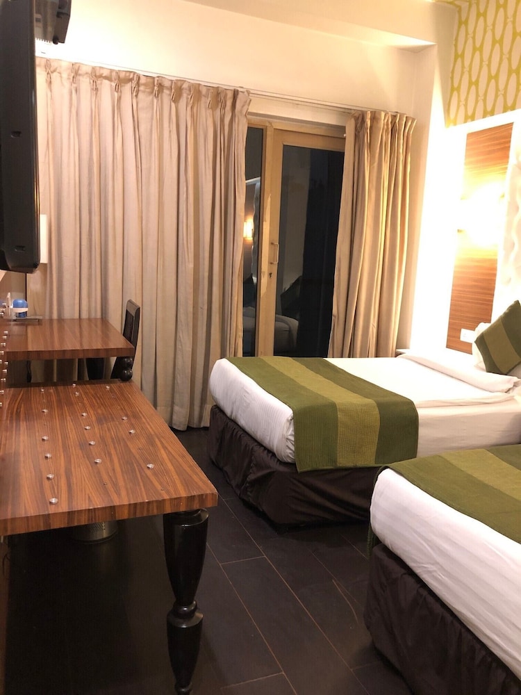 Hotel Ivory 32 37/63