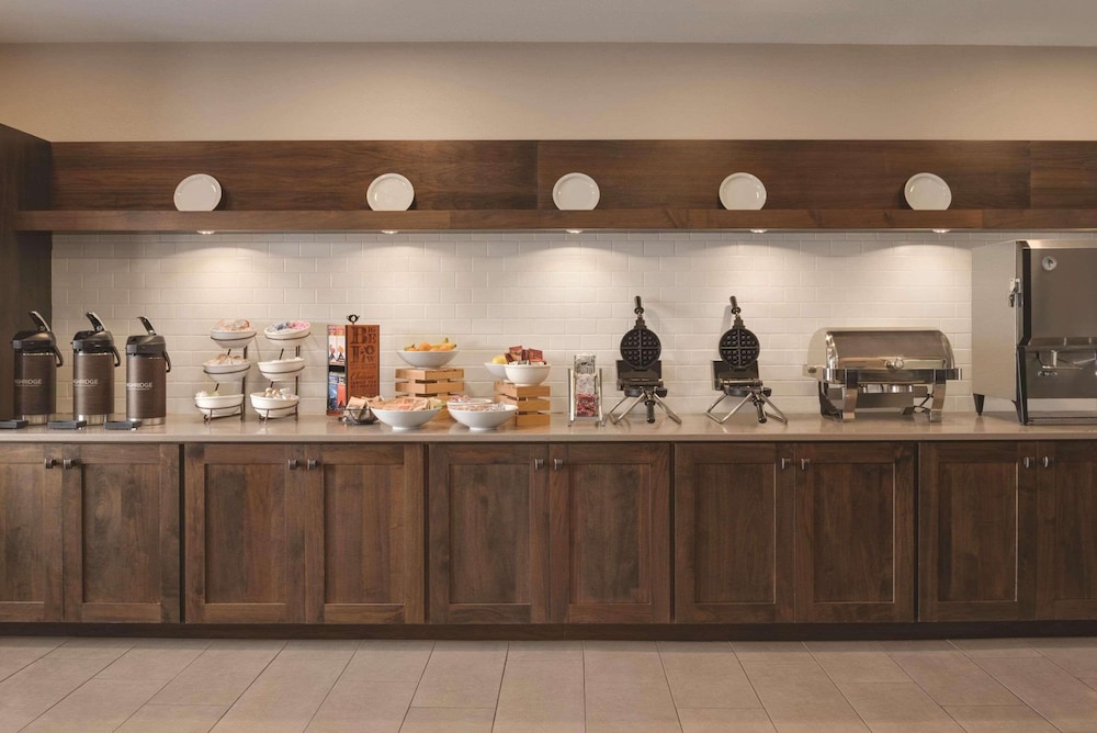 Country Inn & Suites by Radisson, Galena, IL 55/67
